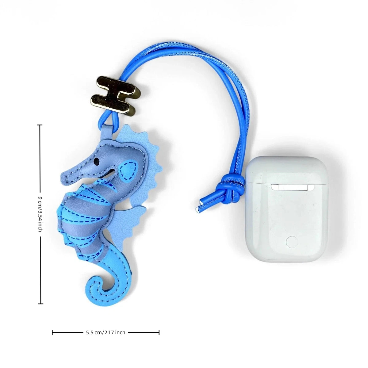 A blue seahorse-shaped leather keychain or bag charm with a blue strap and black metal H letter, shown next to a white AirPods case on a white background with measurement lines indicating 4 cm height and 5.5 cm width.